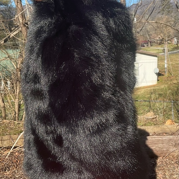 Gorgeous faux black fox fur coat with wide lapel. Size 8-10. - Picture 6 of 11